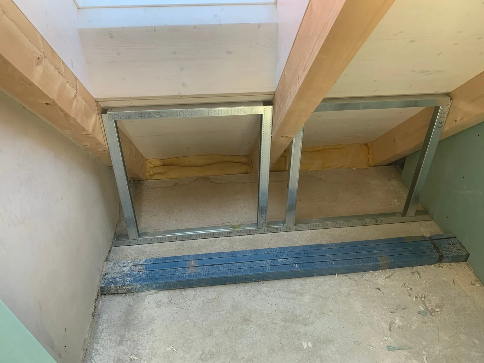 Metallständerwerk für eine Nische unter dem Dachfenster, noch ohne Dämmung