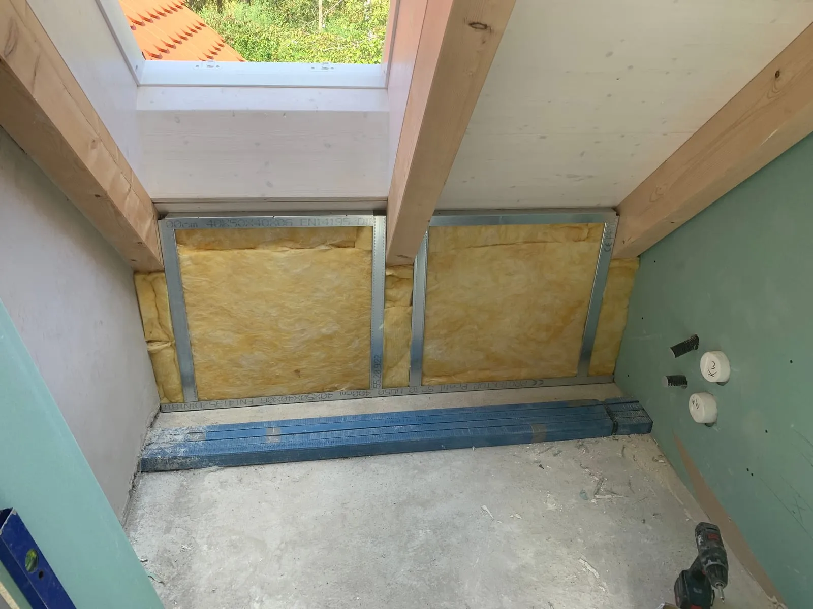 Gedämmte Nische unter dem Dachfenster mit Mineralwolle zwischen den Profilen