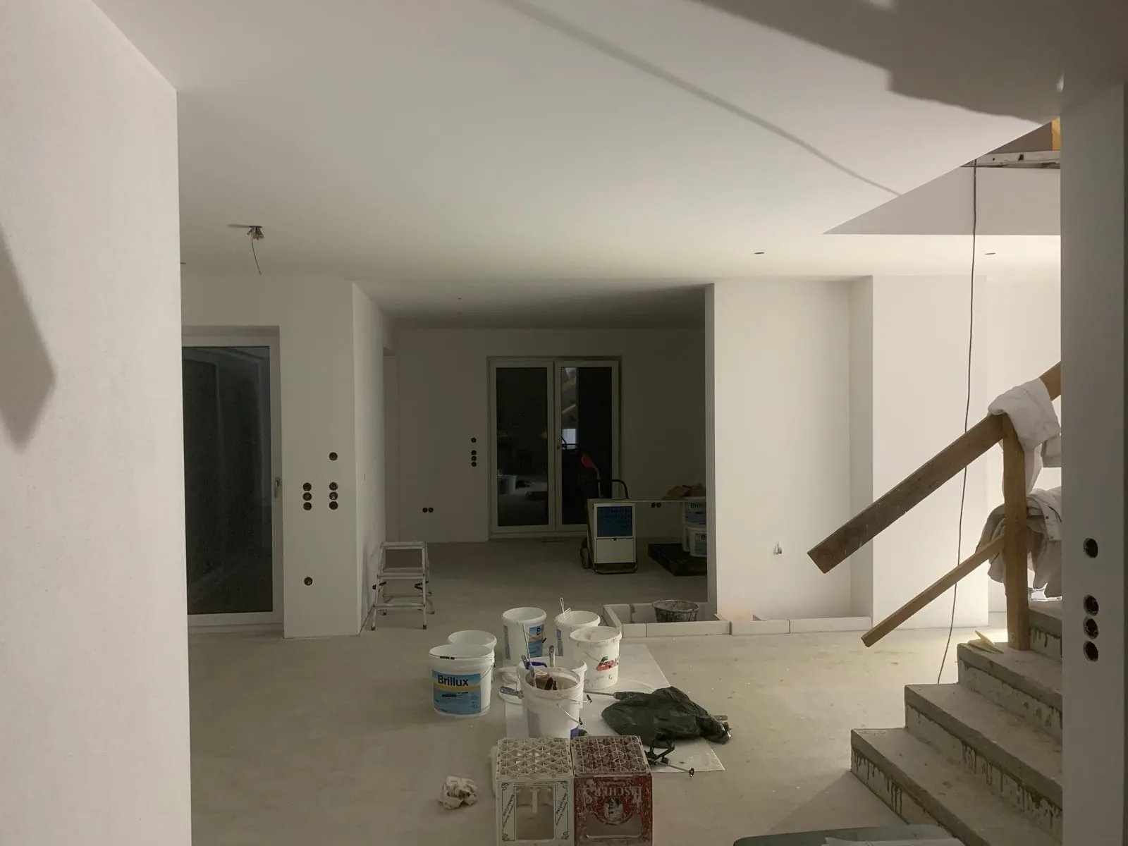 Offener Wohnbereich im Ausbau auf einer Baustelle von Toni Bau