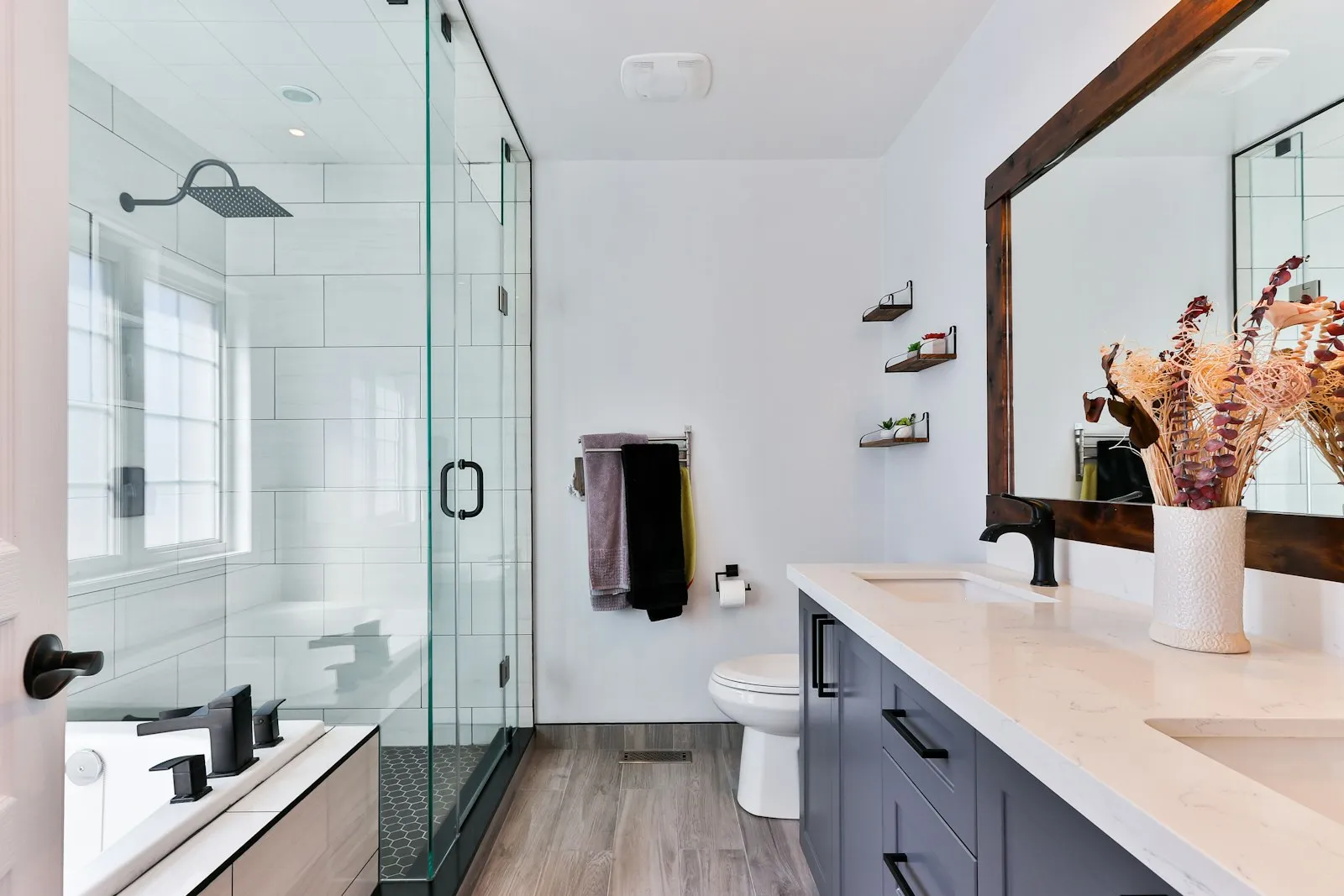 Modernes Badezimmer mit Glasdusche und großem Spiegel (Symbolfoto)