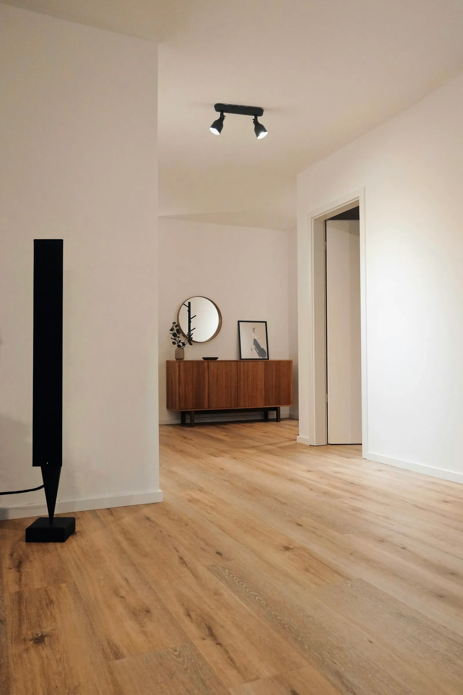 Flur mit neu verlegtem Holzboden und Sideboard (Symbolfoto)
