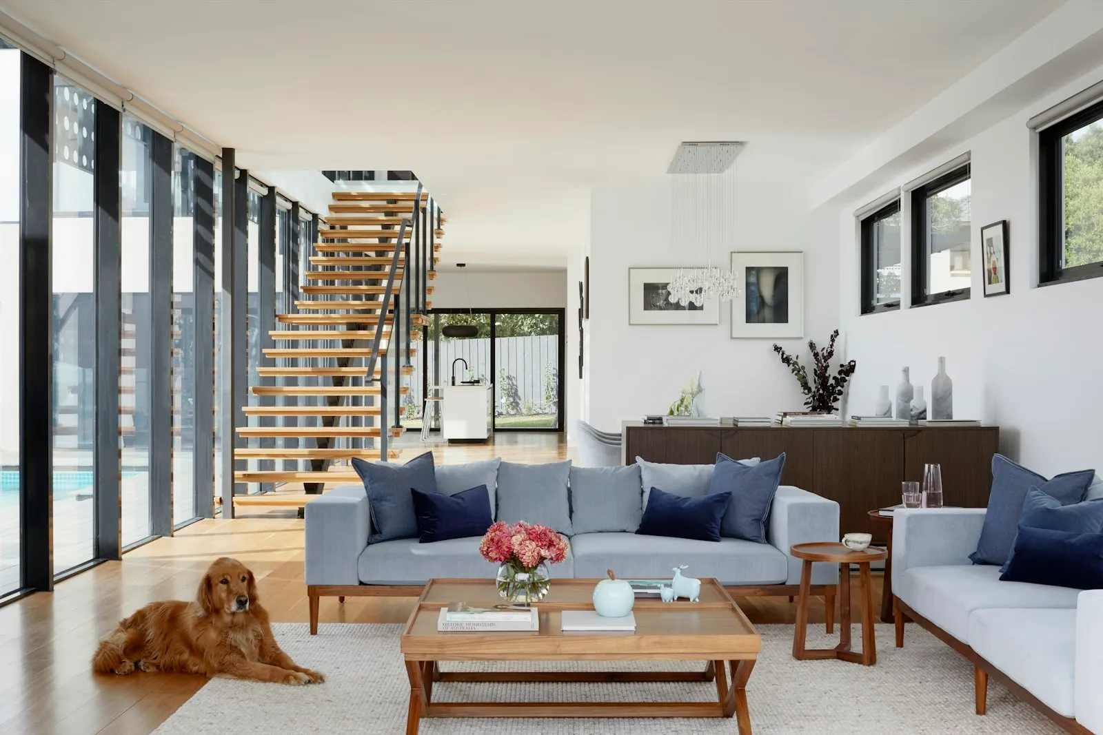 Modernes Wohnhaus innen mit offener Treppe (Symbolfoto)