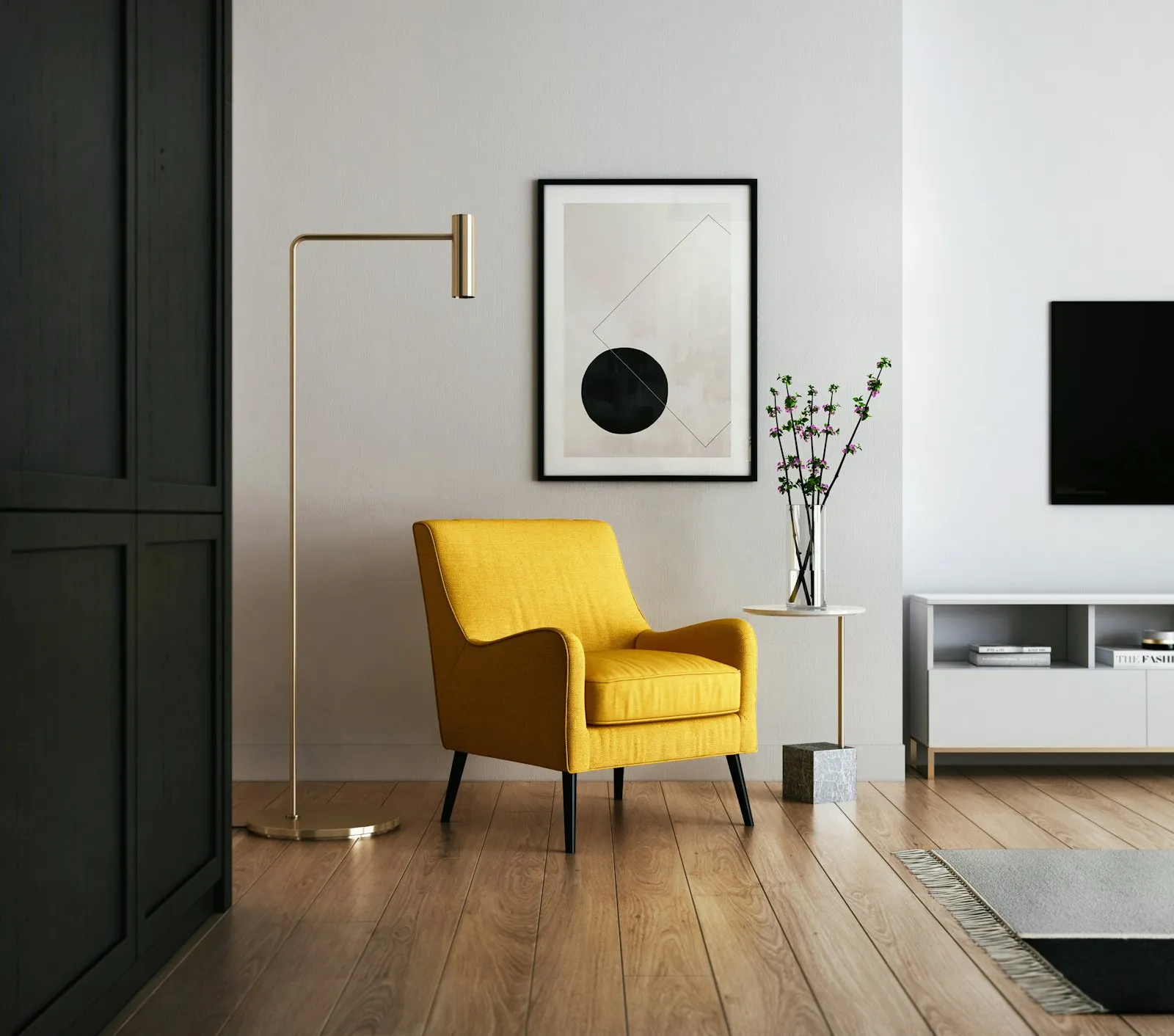 Renoviertes Wohnzimmer mit hellen Wänden und gelbem Sessel (Symbolfoto)