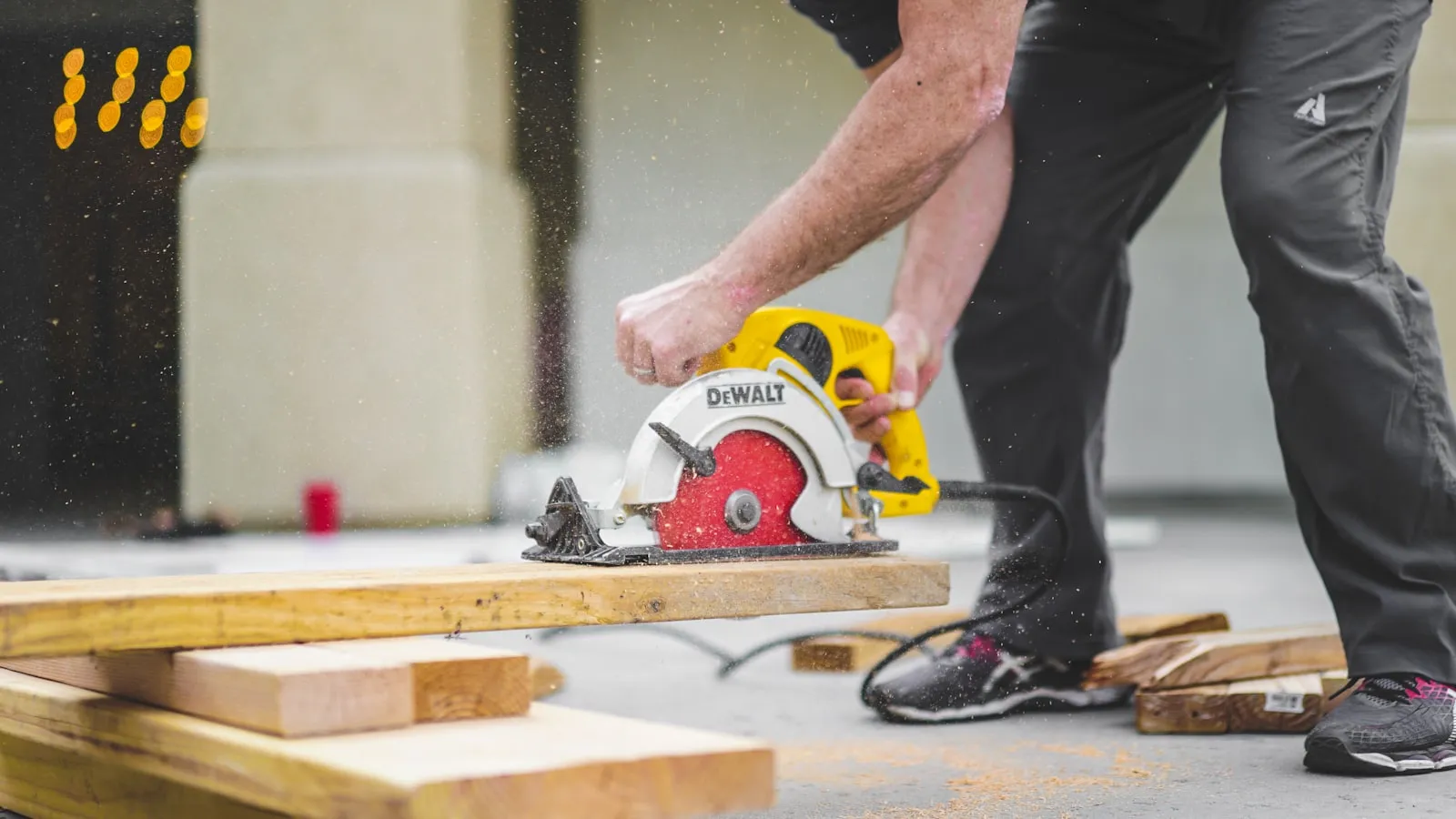 Handwerker sägt eine Holzleiste mit der Handkreissäge zu