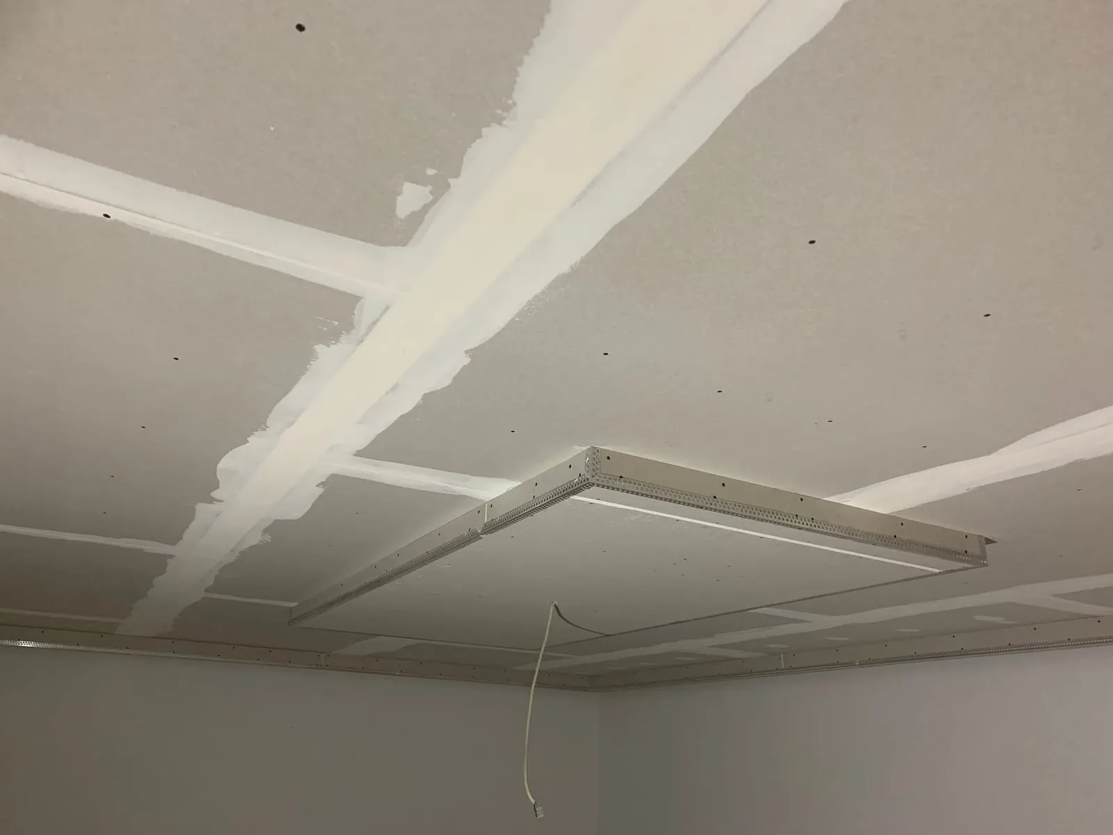 Abgehängte Decke mit eingelassenem Deckenfeld, Fugen verspachtelt