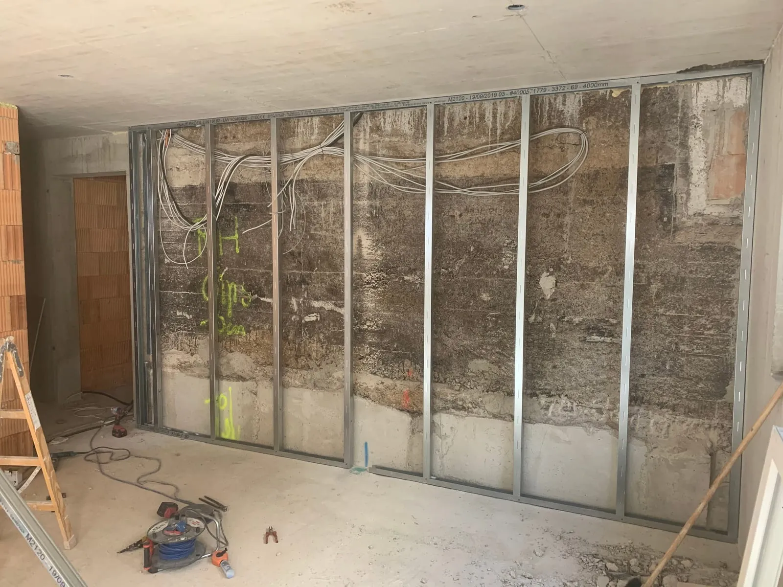 Metallständerwerk einer Vorsatzschale vor einer alten Bestandswand